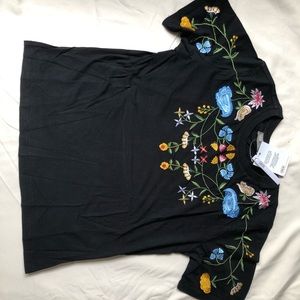 Flower embroidered t shirt